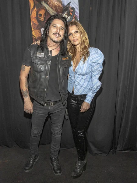 Gilby Clarke Daniella Clarke Assistir Stacy Poitras Art Gallery Exposição — Fotografia de Stock