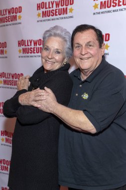 Lee Meriwether, Burt Ward 13 Kasım 2018 'de Hollywood Müzesi, Losa Angeles, CA' daki 