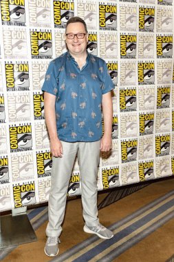 Chris Chibnall, 19 Temmuz 2018 'de San Diego, Kaliforniya Comic Con 2018' de basın odasına katılıyor.