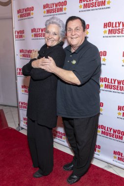 Lee Meriwether, Burt Ward 13 Kasım 2018 'de Hollywood Müzesi, Losa Angeles, CA' daki 