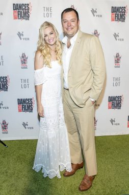 Michael Gladis, Beth Behrs, 16 Haziran 2018 'de Hollywood, Kaliforniya' daki TCL Çin Tiyatrosu 'nda düzenlenen 