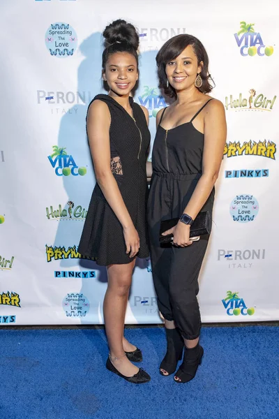 母親と一緒にDenaya Morris Deanna Morrisが11月9日にカリフォルニア州バーバンクのプロダクション コンパウンド ハウスで開催されたPrymrrのBlue Lights Bash Music Video — ストック写真