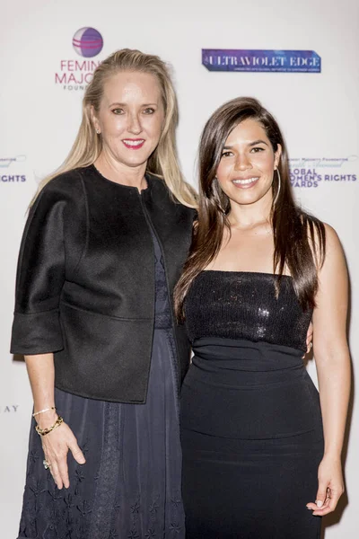 Jennifer Salke, Amerika Ferrera 9 Mayıs 2016 'da Amerika Yönetmenler Birliği' nde 11. Küresel Kadın Hakları Ödülleri 'ne katıldı.