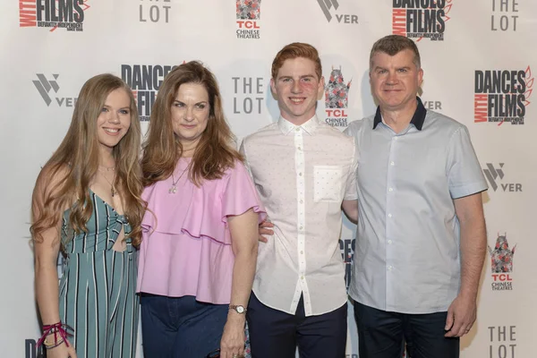 牛顿的家人出席了2018年6月16日在加州好莱坞Tcl中国剧场举行的 与电影共舞 电影节 古物世界首映式 — 图库照片