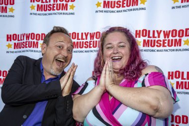 Keith Coogan ve Kristen Shean, 21 Ağustos 2019 'da Hollywood Müzesi' nde onurlandırılan Barbara Eden ve 