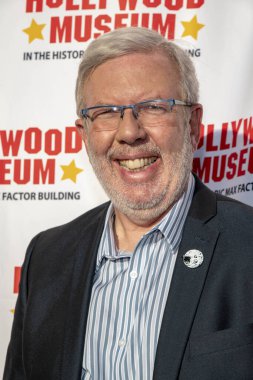 Leonard Maltin, 21 Ağustos 2019 'da Hollywood Müzesi' nde onurlandırılan Barbara Eden ve 