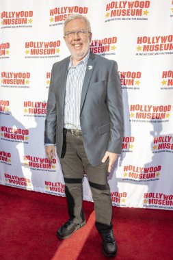 Leonard Maltin, 21 Ağustos 2019 'da Hollywood Müzesi' nde onurlandırılan Barbara Eden ve 