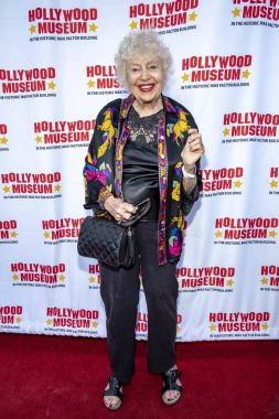 Kathleen Hughes, 21 Ağustos 2019 'da Hollywood Müzesi' nde onurlandırılan Barbara Eden ve 