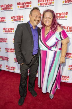 Keith Coogan ve Kristen Shean, 21 Ağustos 2019 'da Hollywood Müzesi' nde onurlandırılan Barbara Eden ve 