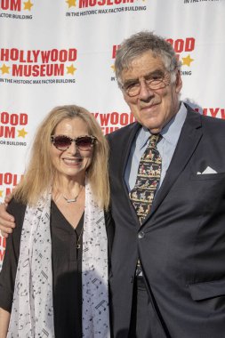 Roslyn Kind, Elliott Gould, 21 Ağustos 2019 'da Hollywood Müzesi' nde onurlandırılan Barbara Eden ve 