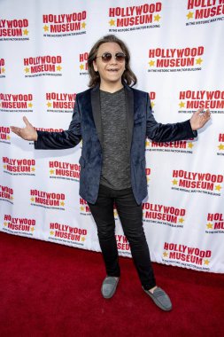 Bryson Robinson, 21 Ağustos 2019 'da Hollywood Müzesi' nde onurlandırılan Barbara Eden ve 