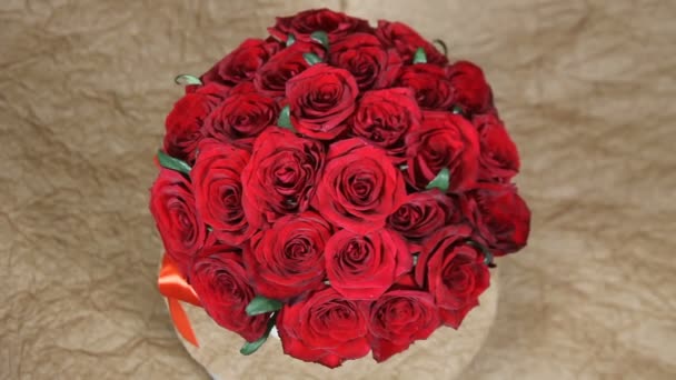 Růže červené kulaté květiny Kytice romantické otočí