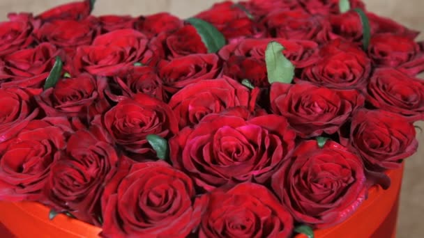 Kytice červených růží v krabici v podobě srdce zblízka zatáček