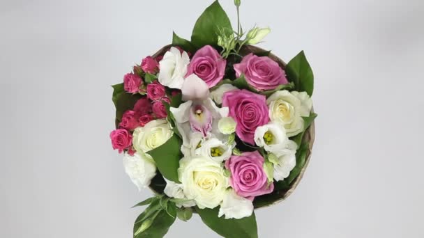 Csokor Rózsa, eustoma és orchideák, fehér háttér. szemközti nézet