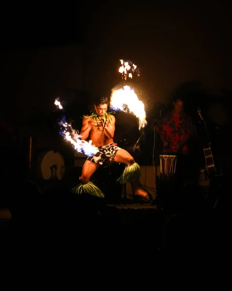 Hawaii yangın dansçı