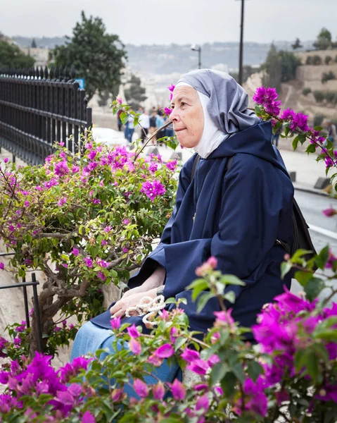 Yaşlı kadın Rahibe