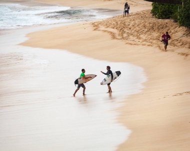 Sunset Beach Hawaii üzerinde yürüme sörfçü