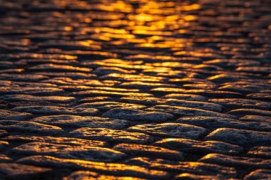 Gün batımında detaylı kaldırım taşı döşeli patika