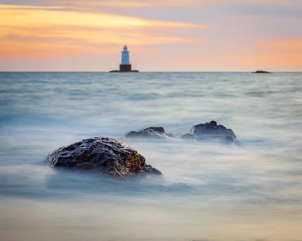 Faro costero rocoso Paisaje marino al atardecer — Foto de Stock