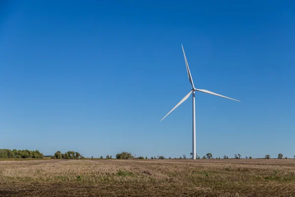 Éolienne dans un champ du Kansas . Images De Stock Libres De Droits