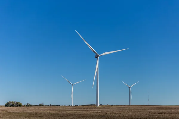 Turbinas eólicas em um campo de Kansas . Imagens De Bancos De Imagens Sem Royalties