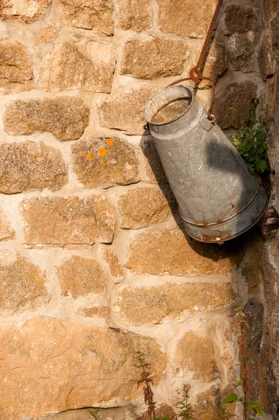 Alte Milchkanne Hängt Warmen Sonnenlicht Einer Alten Steinmauer Lozere Frankreich — Stockfoto