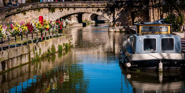 Small Barge Robine Canal Narbonne France Flowers Stone Bridge — Stock Photo, Image