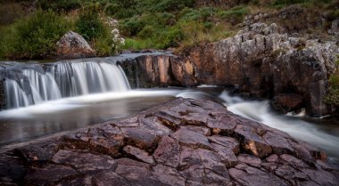 Su bazalt kayaların, nehir vaatlerinin, Lozere Fransa 'nın üzerinden akıyor. arkaplanı kapat.