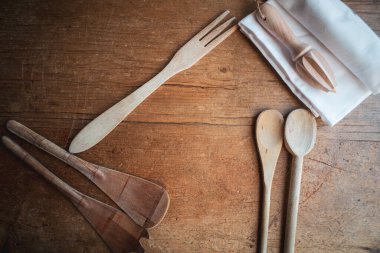 Düz sıfır atık mutfak, ahşap çatal bıçaklar ahşap masa, plastik yok, arka plan.