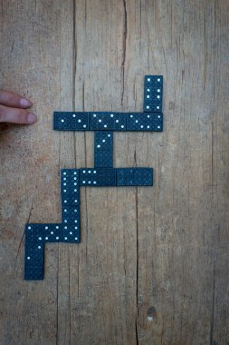 Domino oynayan genç bir kız, evde takılıp kalmış zaman geçiriyor. Genel giderler.