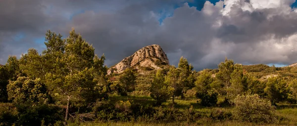 Uma Tempestade Que Surge Nos Alpilles Franceses Luz Noite Céus — Fotografia de Stock