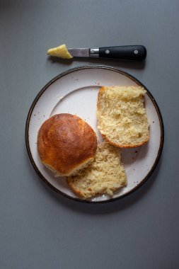 ev yapımı ekmek ruloları tereyağı ve bıçakla. Ev yemeği. Hobi, eğlence..