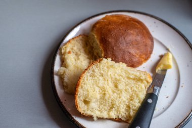 ev yapımı ekmek ruloları tereyağı ve bıçakla. Ev yemeği. Hobi, eğlence..