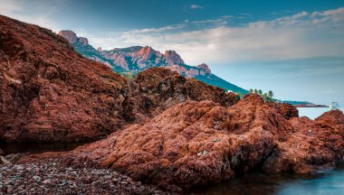 Masssivif de L 'esterel, kayalık sahilde görülmüş. Var 'daki Esterel Massif Akdeniz kıyı sıradağları ve Provence' deki Alpes-Maritimes, güney doğu Fransa.