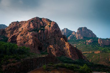Masssivif de L 'esterel, sahilden görülmüş. Var Provence, Güneydoğu Fransa.