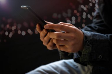 Erkek eli mercekli tableti tutuyor, seçici odaklı.