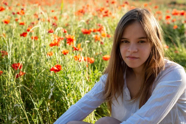 Haşhaş filizinde oturan genç bir kadın rahatlatıcı, provence France.