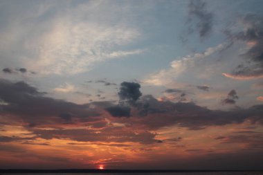 Nehirde gün batımı