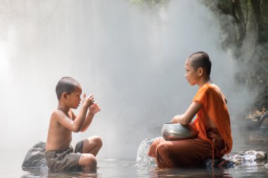 Monk ve su oynayan çocuk