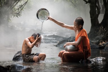 Monk ve çocuk var banyo su akışı.