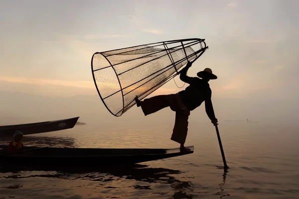 漁師は 霧の中でインレー湖で釣りだった ミャンマー インレー湖 — ストック写真