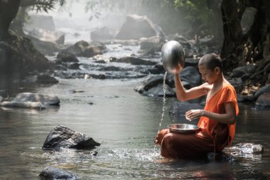 Acemi onun konteyner River yıkıyor. Sangkhom, Nong khai, Thailand.