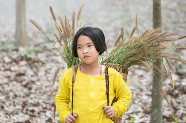 çiftlikte çalışan sırt çantası ile kız