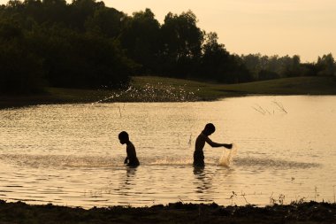 Su oynayan çocuklar