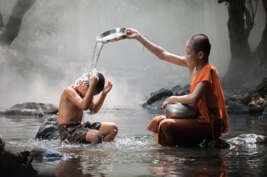 Monk ve çocuk var banyo su akışı.