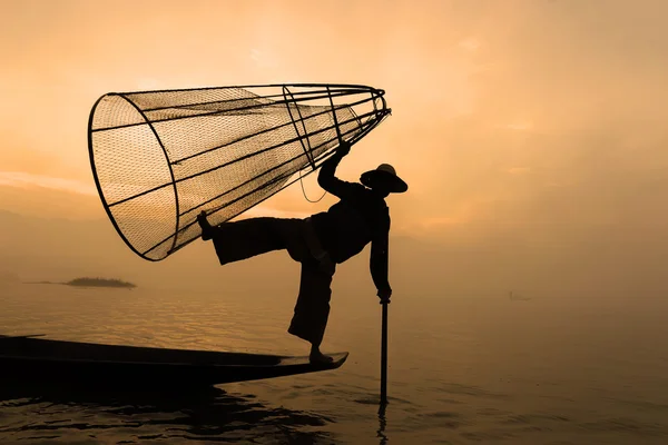 Balıkçı Sisteki Inle Gölü balık avlıyordum. Inle Gölü, Myanmar.
