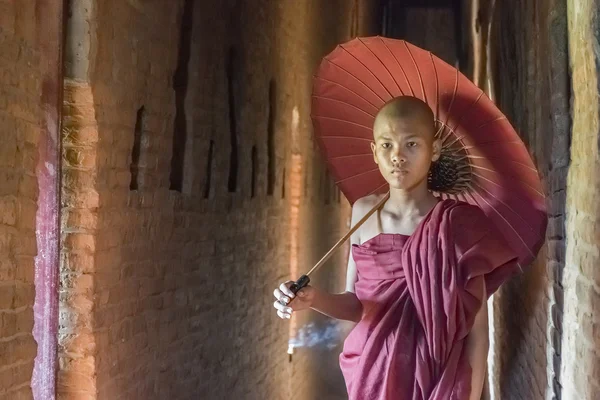 Monk şemsiye ile ayakta