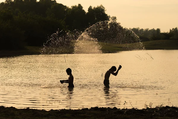 Garçons jouant de l'eau — Photo