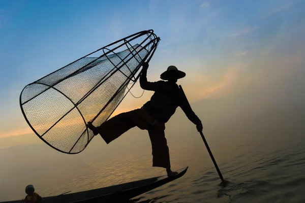 Pêcheur Pêchait Lac Inle Dans Brume Lac Inle Myanmar — Photo