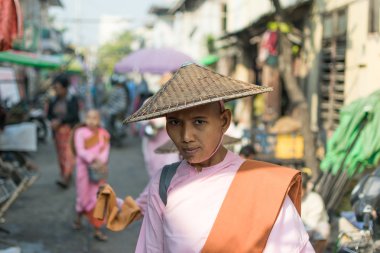Myanmar cadde boyunca yürüyüş rahibeler